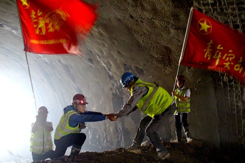 1559199097756443.jpg 北京延崇项目松山特长隧道右洞1#-2#斜井段顺利贯通 (3).jpg