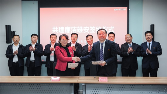 1619766102668159.jpg 签约握手_副本.jpg